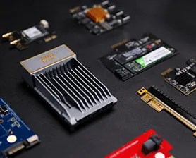 Placas e módulos de hardware sobre fundo escuro