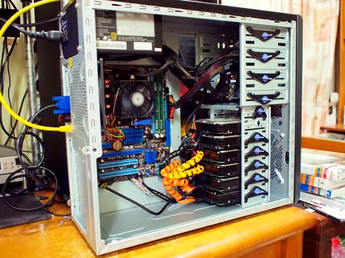 Gabinete de servidor aberto, com discos, cooler e cabos organizados