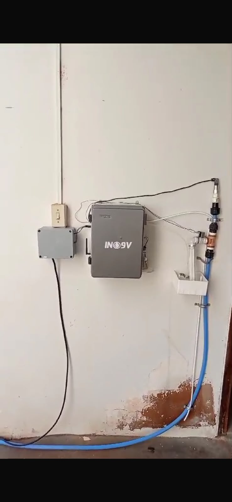 Instalação do Ino9v em parede com linha de amostragem e caixa de comando