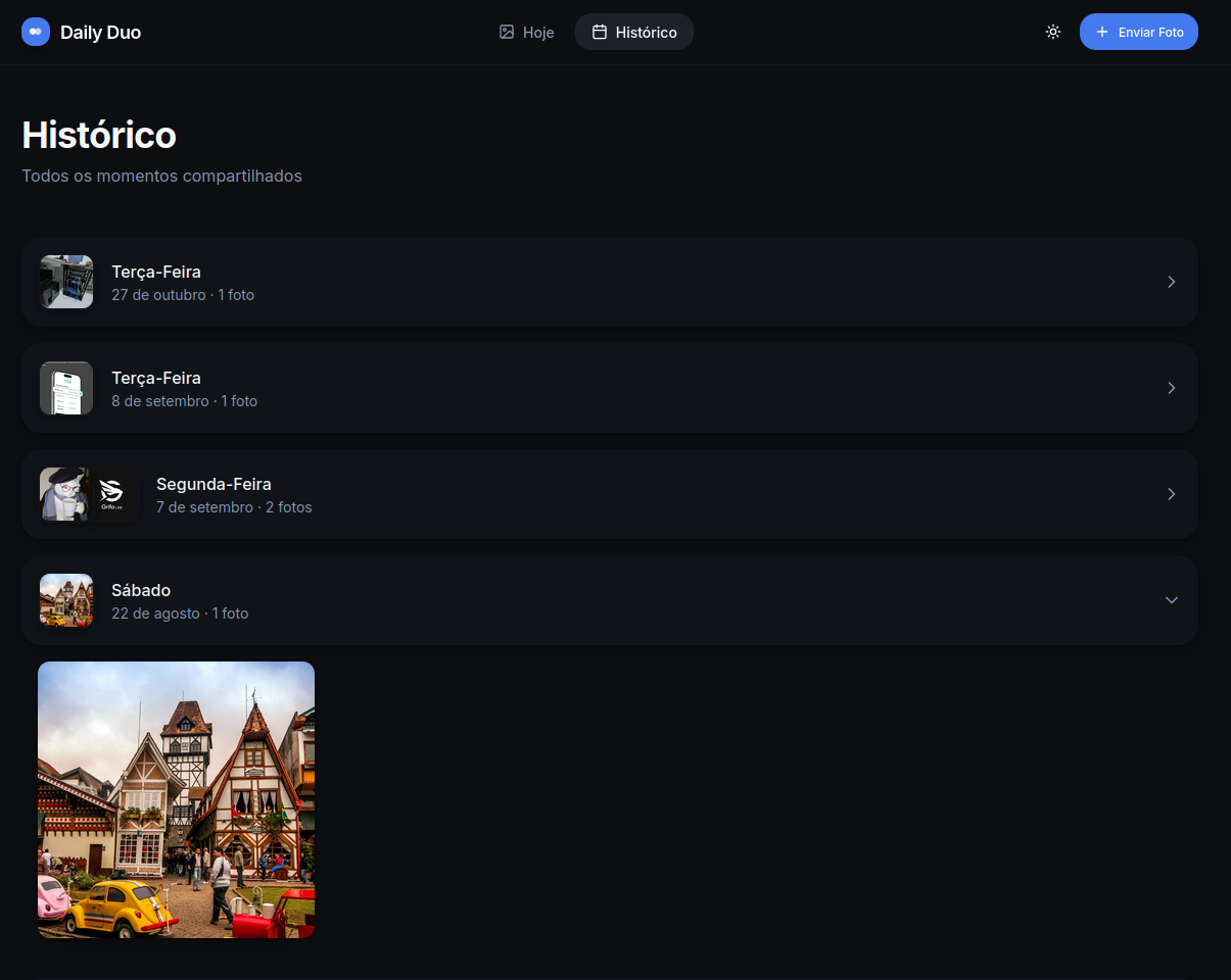 Histórico web com momentos agrupados por data e visualização expandida